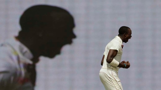O jogador Kemar Roach, da Federação das Índias Ocidentais, comemora durante partida de críquete contra o Sri Lanka, em Colombo