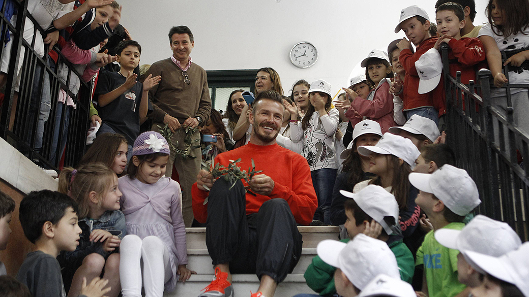 David Beckham visita alunos de uma escola primária em Atenas, na Grécia, um dia depois da cerimónia de passagem da chama olímpica aos britânicos