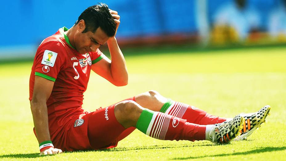 O iraniano Amir Hossein Sadeqi cai em campo no jogo contra a Argentina no Mineirão, em Belo Horizonte