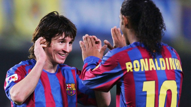 Lionel Messi e Ronaldinho, jogadores do Barcelona, comemoram depois de vencer o Villarreal durante partida do campeonato espanhol, em 2005