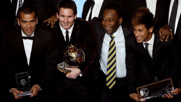 Daniel Alves e Lionel Messi, do Barcelona, com Pelé e Neymar no prêmio Bola de Ouro da FIFA em 2011