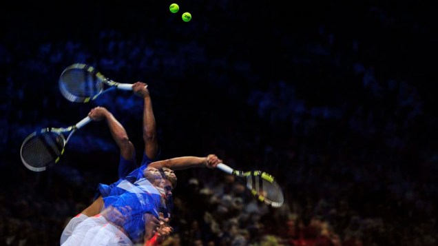 Em fotografia de múltipla exposição, o tenista francês Jo-Wilfried Tsonga joga contra o americano Mardy Fish no torneio ATP em Londres, na Inglaterra