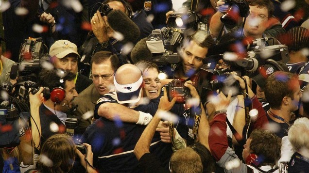 Tom Brady e o "New England Patriots" comemoram vitória sobre o "Carolina Panthers" em Houston em 2004