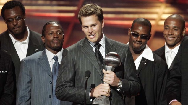 Tom Brady e colegas do "New England Patriots" recebem o prêmio ESPY pela categoria Melhor Jogo em Hollywood