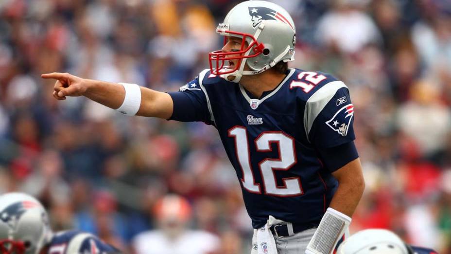 Tom Brady dá instruções a seu time durante partida do "New England Patriots" contra o "Cleveland Browns"