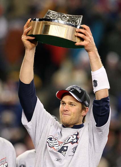 Tom Brady ergue troféu do campeonato Lamar hunt AFC após vitória na final do "New England Patriots" contra o "San Diego Chargers" em 2008