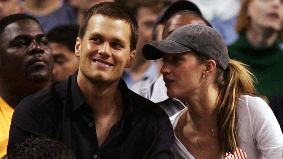 Tom Brady e a esposa Gisele Bündchen assistem partida de basquete em Boston