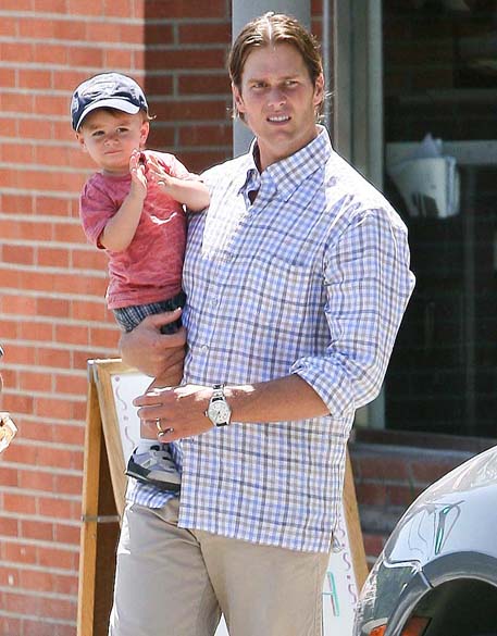 Tom Brady passeia com seu filho Benjamin em Los Angeles, Estados Unidos