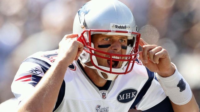 Tom Brady dá instruções a seu time durante partida do "New England Patriots" contra o "Oakland Raiders"