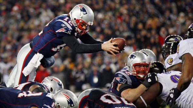 Tom Brady em mergulho para marcar touchdown durante partida contra o "Baltimore Ravens"