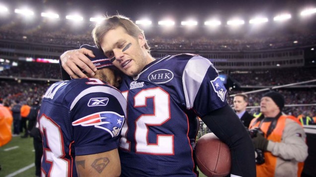 Tom Brady comemora com Kevin Faulk vitória do "New England Patriots" sobre o "Baltimore Ravens" em 2012