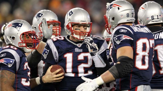 Tom Brady comemora touchdown com colegas de time