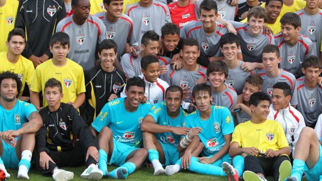 Jogadores da seleção posam para foto com atletas das categorias de base do São Paulo no CT de Cotia, na quarta-feira