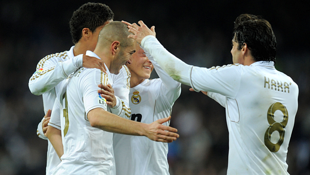 Jogadores celebram o segundo gol marcado por Benzema