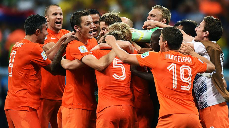 Jogadores da Holanda comemoram pênalti contra a Costa Rica, durante partida em Salvador