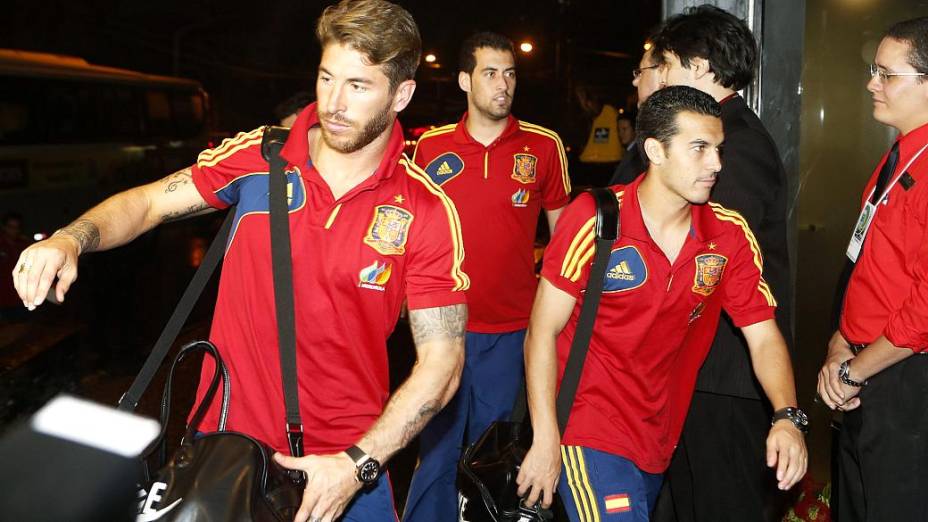Jogadores da Espanha chegam ao hotel, em Recife