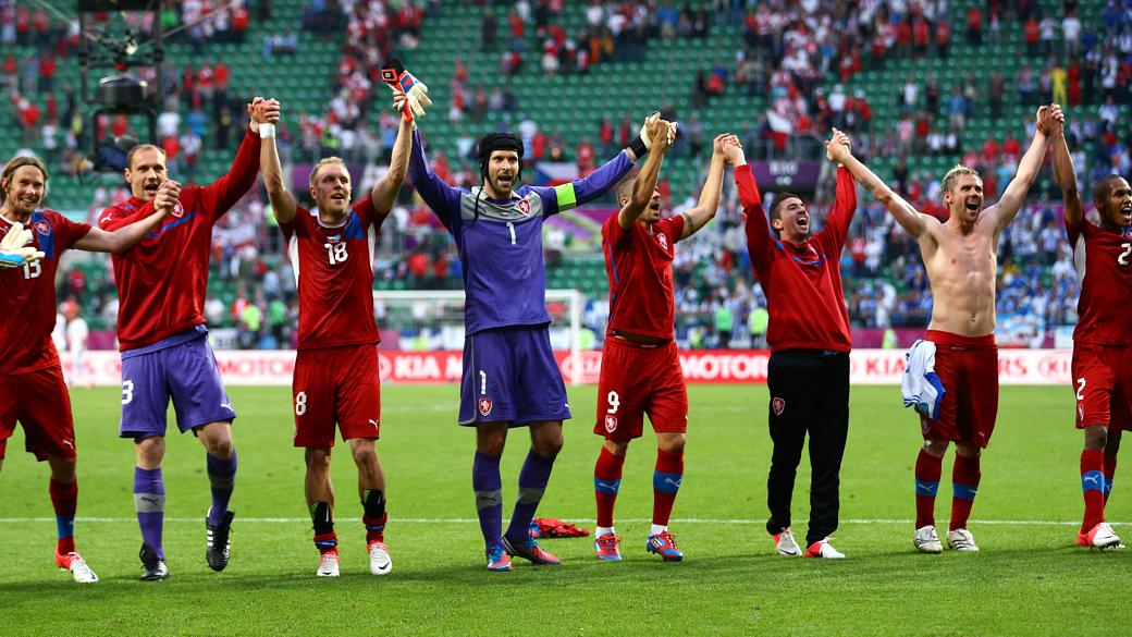 Jogadores da República Checa comemoram a vitória com a torcida