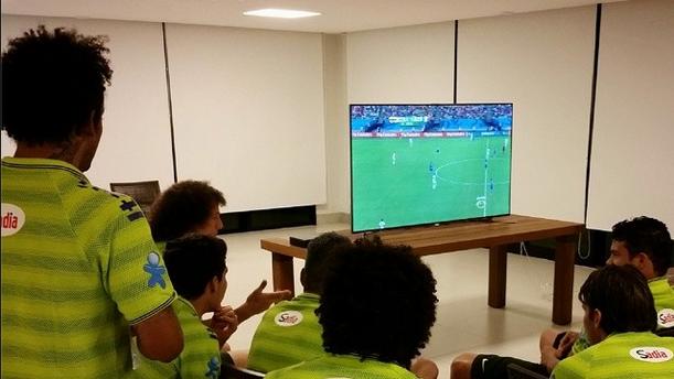 Na imagem, aparecem vários jogadores da equipe, entre eles os líderes Thiago Silva e David Luiz