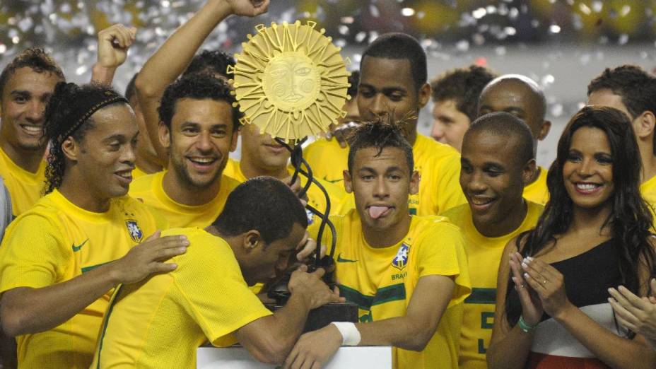 Jogadores da seleção brasileira comemoram título do Superclássicos das Américas após vitória por 2 a 0 sobre a Argentina, em partida realizada no estádio Mangueirão, em Belém
