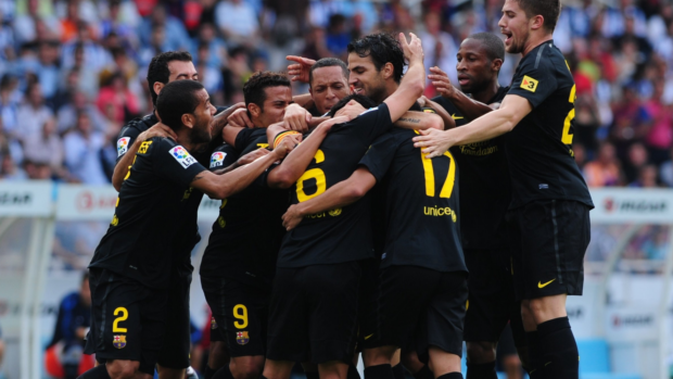 Jogadores do Barcelona, com uniforme preto: uma vitória e um empate no Campeonato Espanhol