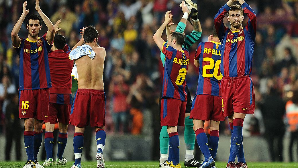 Jogadores do Barcelona comemoram a vitória depois do jogo contra o Espanyol