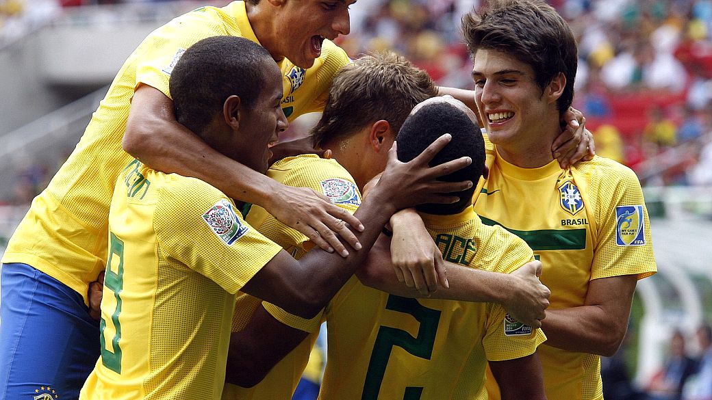 Jogadores do Brasil comemoram o segundo gol da equipe, marcado por Wallace, na partida contra a Dinamarca