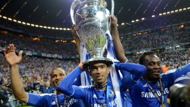 Jogadores do Chelsea comemoram o título com troféu