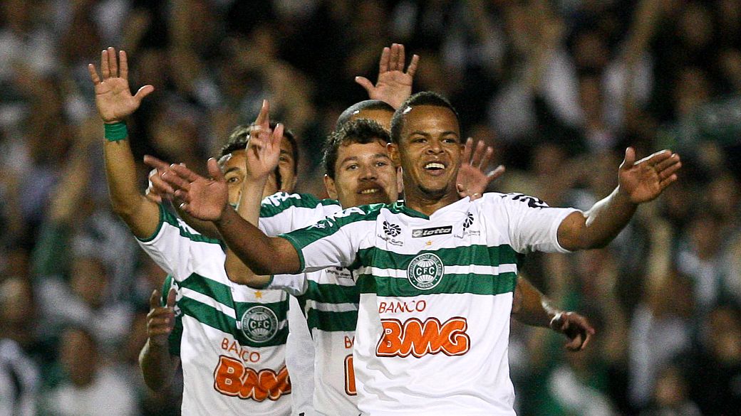 Jogadores do Coritiba comemoram gol na partida contra o Palmeiras