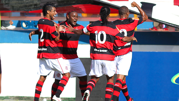 Jogadores do Flamengo comemoram o gol de Deivid