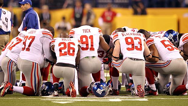 Jogadores do New York Giants antes da partida contra o New England Patriots, no Super Bowl 46