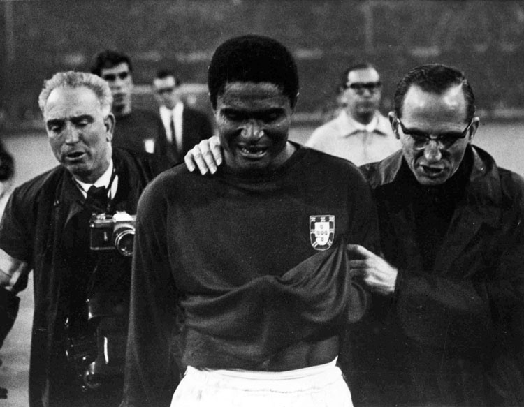 Eusébio, de Portugal, deixa o campo em 1966 na Copa do Mundo na Inglaterra.