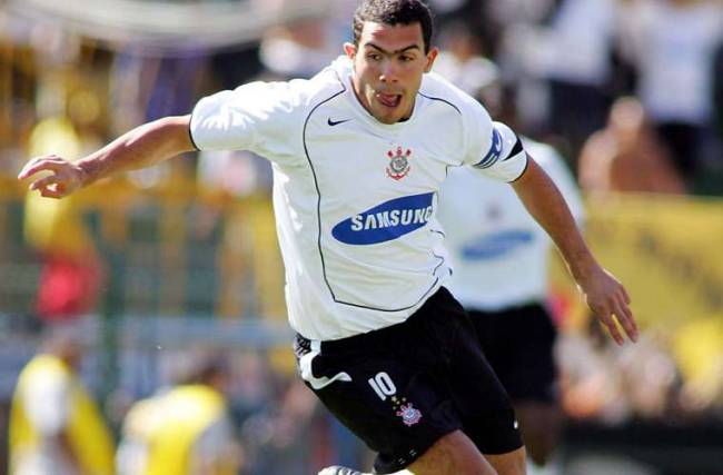 A estrela do Boca Juniors Carlitos Tevez foi contratado em 2005 pelo Corinthians por vinte milhões de dólares. No mesmo ano, ele ajudou a equipe paulista a conquistar o campeonato Brasileiro.