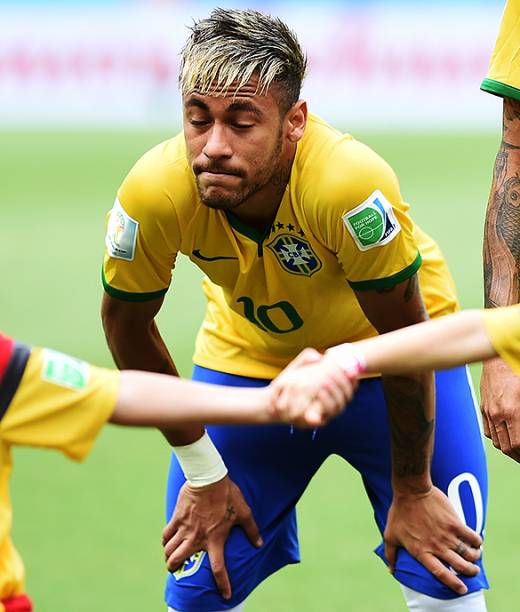 Neymar durante o Hino Nacional antes do jogo contra o México no Castelão, em Fortaleza