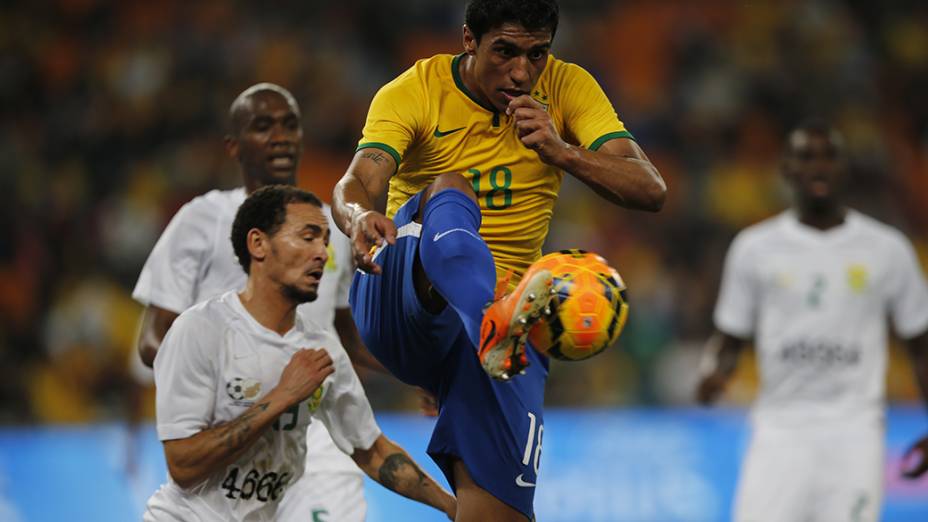 O jogador Paulinho na partida contra a África do Sul