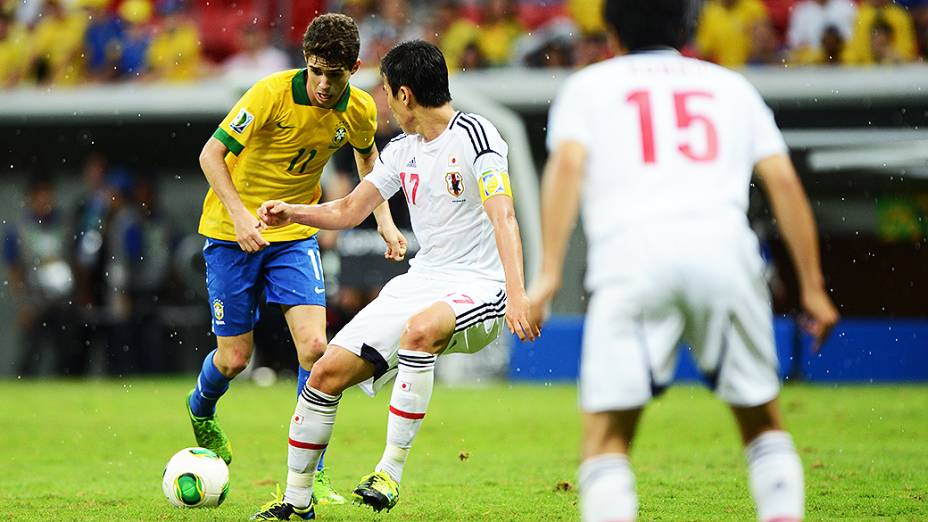 Oscar dá passe para terceiro gol durante vitória do Brasil contra o Japão na Copa das Confederações, em Brasília