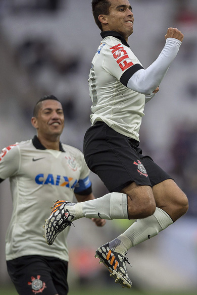 Jadson comemora gol do Corinthians