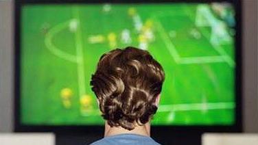Torcedor assistindo a transmissão de jogo de futebol pela TV