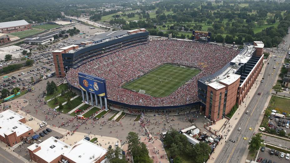 Público recorde: 109.318 torcedores lotaram o estádio em Ann Arbour, no Michigan, para ver o Manchester vencer o Real Madrid por 3 a 1