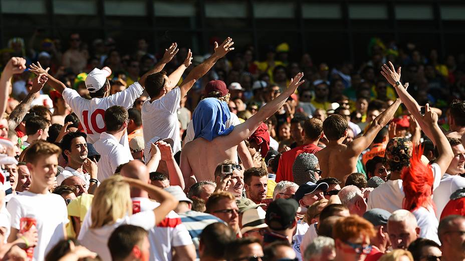 Torcedores da Inglaterra provocam torcida da Costa Rica no Mineirão, em Belo Horizonte