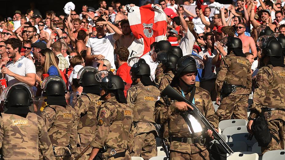 Policiais militares fazem cordão de isolamento entre os torcedores da Inglaterra e Costa Rica no Mineirão, em Belo Horizonte