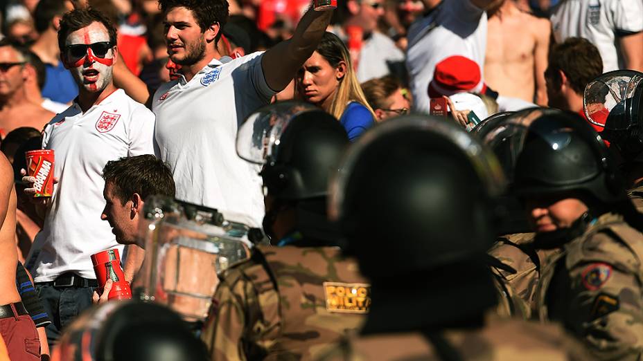 Policiais militares fazem cordão de isolamento entre os torcedores da Inglaterra e Costa Rica no Mineirão, em Belo Horizonte