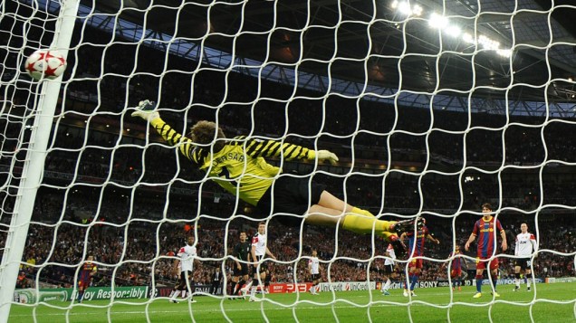 Goleiro do Manchester United, Edwin van der Sar, tenta alcançar a bola após o chute de David Villa, durante a final da UEFA Champions League, em Londres