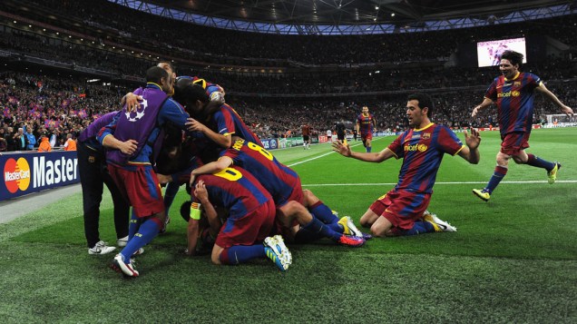 Jogadores do Barcelona comemoram o terceiro gol no jogo contra o Manchester United, pela final da UEFA Champions League, em Londres