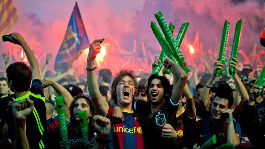 Torcida do Barcelona comemora a vitória do time na final da UEFA Champions League, em Londres