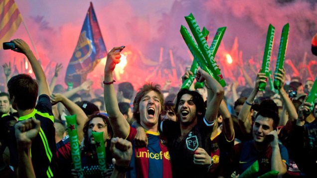 Torcida do Barcelona comemora a vitória do time na final da UEFA Champions League, em Londres