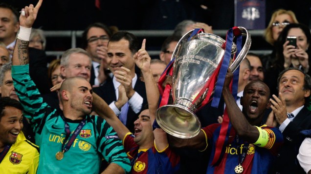Jogadores do Barcelona comemoram o título de campeão da UEFA Champions League, em Londres