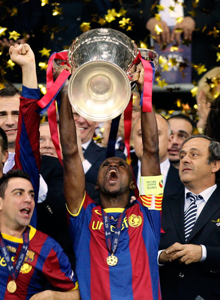 Xavi Hernandez, jogador do Barcelona, levanta a taça de campeão da UEFA Champions League, em Londres
