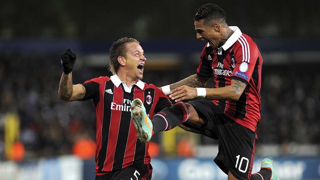 Philippe Mexes comemora seu gol com Kevin-Price durante partida do Milan em Bruxelas