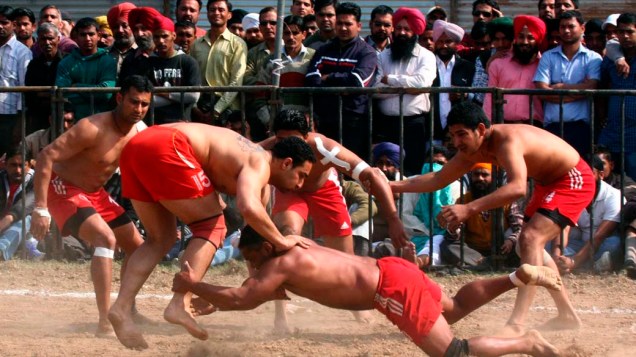 Indianos participam de tradicional jogo denominado “Kabbadi” na cidade de Chandigarh