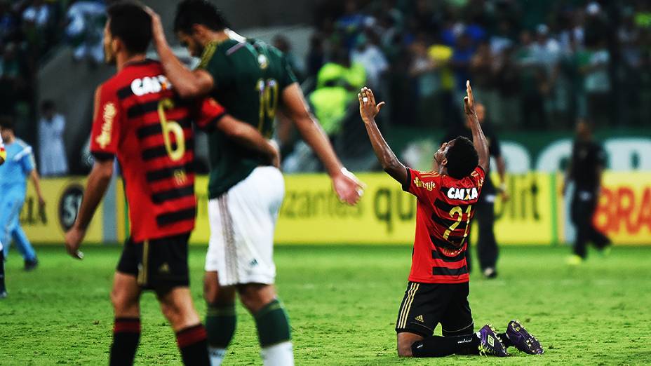 Jogadores do Sport comemoram gol marcado contra o Palmeiras, durante jogo de inauguração do novo estádio, em São Paulo